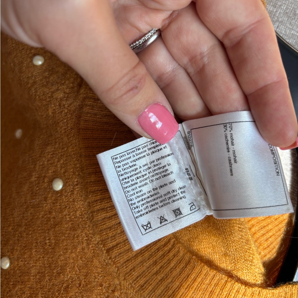 Authentic CHANEL cashmere knit caramel faux pearls sweater 🍂 - Picture 13 of 15